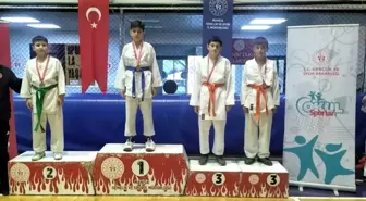 Manisa'da Okul Sporları Karate Müsabakalarında İl 3'üncüsü Mehmet Sarıtaş Bölge Şampiyonasında Temsil Edecek