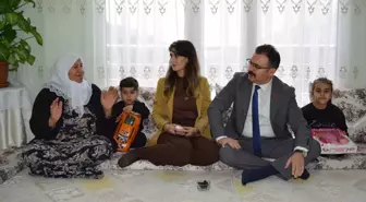 Şemdinli Kaymakamı Ali Ekber Ateş ve eşi aile ziyaretlerini sürdürüyor