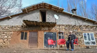 85 yaşındaki baba, ikiz çocuklarının iyi bir eğitim almasını istiyor