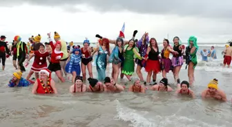 Belçika'nın Ostend kentinde binlerce kişi yeni yılı Kuzey Denizi'nde karşıladı