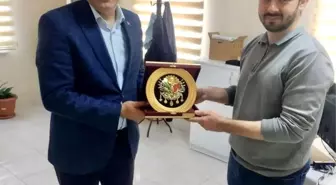 Bilecik Belediye Başkanı Mustafa Yaman, Aile Hekimine Plaket Takdim Etti