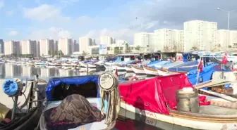 İzmir Büyükşehir Belediye Başkanı Tunç Soyer, Karşıyakalı balıkçıları ziyaret etti