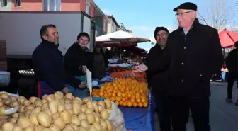 Başkan Kurt, 71 Evler Mahallesi'ndeki Cumartesi Pazarı'nı Ziyaret Etti