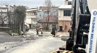 Bursa'da Şiddetli Sağanak Sonucu Yollar Dereye Döndü, Evler Su Bastı