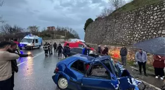 Akçakoca'da kafa kafaya çarpışan otomobillerde 1 ölü, 2 yaralı