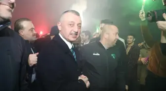 AK Parti'nin Kocaeli Büyükşehir Belediye Başkanı adayı Tahir Büyükakın meşalelerle karşılandı