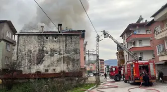 Tokat'ın Niksar ilçesinde çıkan çatı yangınında hasar meydana geldi