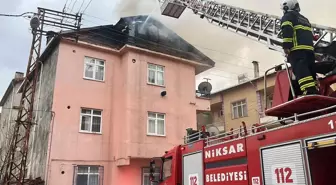 Tokat'ın Niksar ilçesinde çıkan çatı yangınında hasar meydana geldi