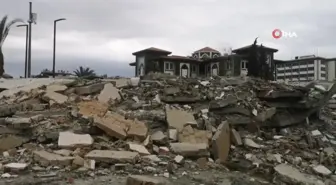 Mersin'de çürük raporu verilen bina kepçenin dokunuşuyla çöktü