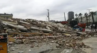 Mersin'de çürük raporu verilen bina kepçenin dokunuşuyla yerle bir oldu