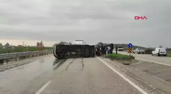 Kozan'da yağış nedeniyle yolcu minibüsü devrildi: 8 yaralı