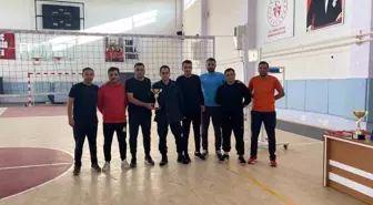 Altunhisar Gençlik ve Spor İlçe Müdürlüğü'nün düzenlediği '100. Yıl Kurumlar Arası Voleybol Turnuvası' tamamlandı