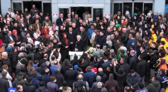 Isparta Belediye Başkanı Şükrü Başdeğirmen, mesai arkadaşları tarafından sevgi gösterileriyle karşılandı