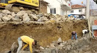 Kütahya Pazarlar ilçesinde yıkıma yüz tutmuş yol kenarındaki duvarlar yeniden yapılıyor