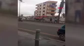 Tarsus'ta yıkımı yapılan bina çöktü, kepçe operatörü yaralandı