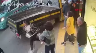 İzmir'de kamyonet iş yerine girdi: 5 yaralı