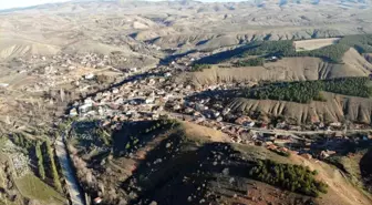 Kırıkkale'de Şebeke Suyu Sorunu: Vatandaşlar Ahılı Köyündeki Hayrat Çeşmesinden Su Alıyor