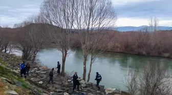 Genç Belediyesi Murat Nehri'nde çevre temizliği yaptı