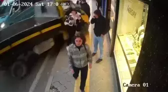 İzmir Buca'da freni boşalan kamyonet yayalara çarptı: 5 yaralı