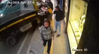 İzmir'de freni boşalan kamyonet yayalara çarptı: 5 yaralı