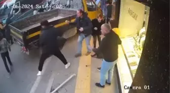 İzmir'de kamyonet yayalara çarparak iş yerine girdi: 5 yaralı