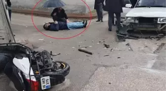 İnegöl'de motosikletli otomobil kazasında yaralanan kişiye şemsiyeyle destek