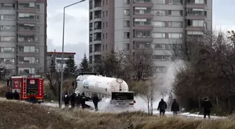 Ankara'da LPG Dolu Tankerde Meydana Gelen Sızıntıya İtfaiye Müdahale Ediyor