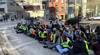 New York'ta Yahudiler İsrail'in Gazze Şeridi'ne yönelik saldırılarına tepki göstererek Holland Tüneli'ni trafiğe kapattı