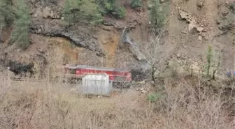 Heyelan Sonucu Raydan Çıkan Yük Treni Vinçle Raya Oturtulacak