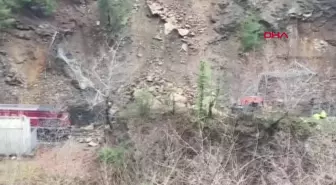 Zonguldak-Karabük arasında meydana gelen heyelan sonucu raydan çıkan yük treni tekrar demir yoluna indirildi