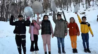 Şırnak'ta çocuklar kar pistinde kaymanın keyfini çıkardı