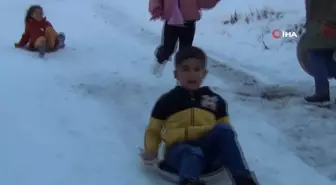 Şırnak'ta çocuklar leğen ve tepsilerle kayak yapmanın keyfini çıkardı