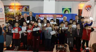 Antalya'da Aşık Veysel anısına satranç turnuvası düzenlendi