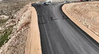 Mardin Artuklu ilçesinde Dolunay Caddesinde asfalt serim çalışmaları tamamlandı