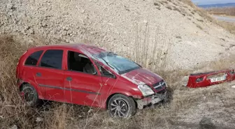 Çorum'un Alaca ilçesinde otomobil devrildi, 2 kişi yaralandı