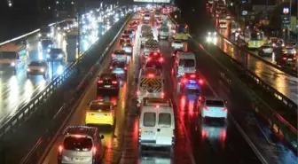 İstanbul'da Yağışlı Hava Trafikte Yoğunluğa Neden Oldu