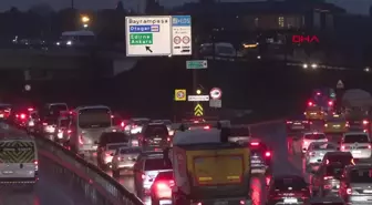 İstanbul'da Yağışlı Hava Trafikte Yoğunluğa Neden Oldu