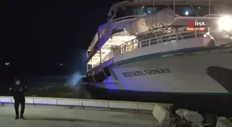 İzmir'de vapur karaya çarptı, yolcular büyük panik yaşadı