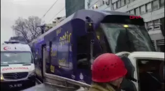 KARAKÖY'DE TRAMVAY KAMYONETE ÇARPTI: 1 YARALI