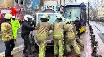 Karaköy'de tramvay kazası: Kamyonete çarptı