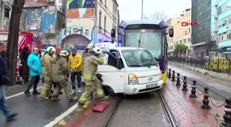 Karaköy'de Tramvay Kamyonete Çarptı