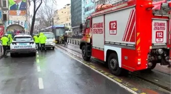 Karaköy'de tramvay kamyonete çarptı