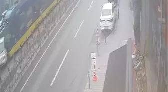 Karaköy'de tramvay kamyonete çarptı