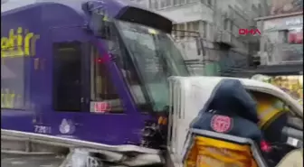 Karaköy'de tramvay kamyonete çarptı