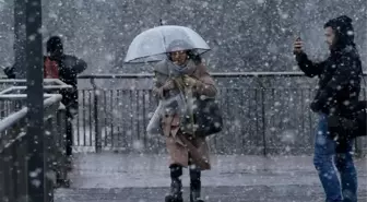 Sıcaklığın 10 derece birden düştüğü İstanbul'da beklenen kar yağışı başladı