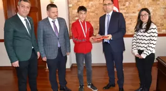 Ankara'da yapılan Okullar Arası Wushu Şampiyonası'nda il birincisi olan öğrenci Kaymakamı ziyaret etti