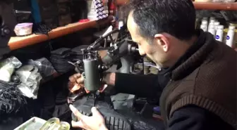 Bingöl'ün Solhan ilçesinde ayakkabı tamirciliği yapan Mustafa Ulaş, baba mesleğini yaşatmaya çalışıyor