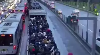 İstanbul'da Altunizade Metrobüs Durağında İnsan Selinin Nedeni Arıza