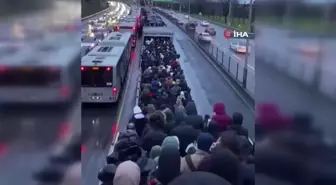 Altunizade metrobüs durağında insan seli