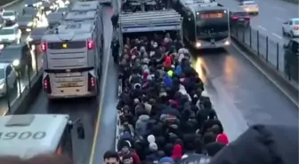 İstanbul'da Altunizade metrobüs durağında seferler aksadı, insan seli yaşandı